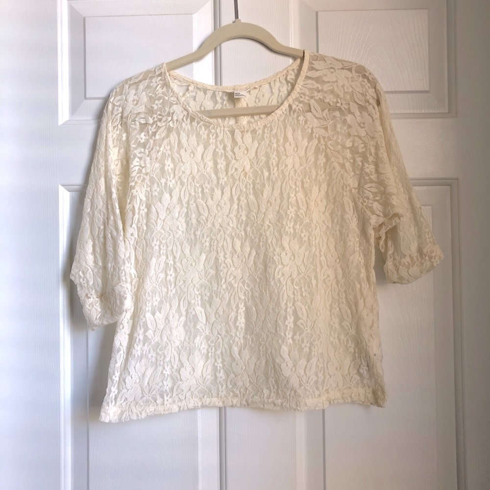 Lace 3/4 Forever21 blouse, 4 button back detail M